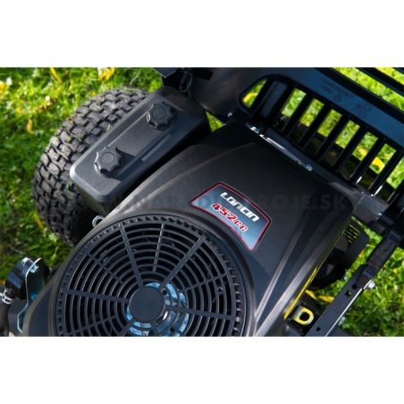 RLT 102 HRD TWIN Riwall Pro trávny traktor so zadným vyhadzovaním a hydrostatickou prevodovkou